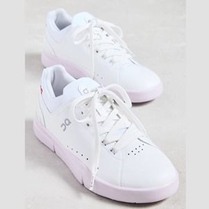 On THE ROGER Advantage Sneaker in White & Lily